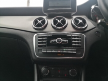2015 MERCEDES-BENZ GLA GLA200 CBU TAHUN DIBUAT 2015 Pengangkutan Kitaran Servis Penuh 84k km Sahaja (( PERCUMA 2 JAMINAN TAHUN ))