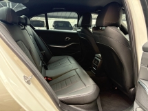 2024 BMW 3 Siri 330i M-Sport CKD Facelift 2k km di bawah jaminan 29