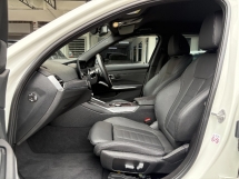 2024 BMW 3 Siri 330i M-Sport CKD Facelift 2k km di bawah jaminan 29