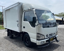 2013 ISUZU NKR55 2.8 (M) BOX VAN BOLEH FULL LOAN TIP TOP CONDITION
