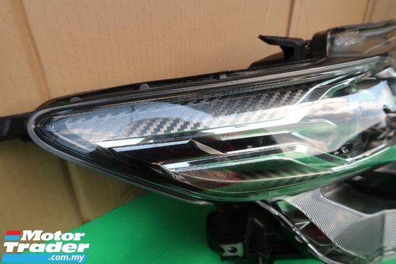 TOYOTA HARRIER ZSU60 HEADLAMP PER SIDE Lighting 