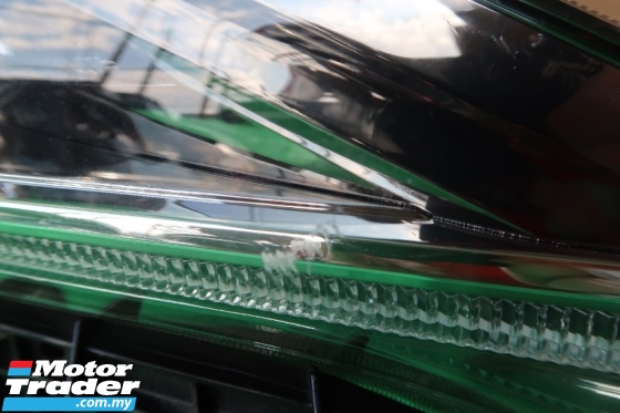TOYOTA HARRIER ZSU60 HEADLAMP PER SIDE Lighting 