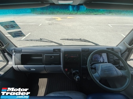 2016 MITSUBISHI FUSO 3.9 (M) BOX VAN BOLEH FULL LOAN TIP TOP CONDITION